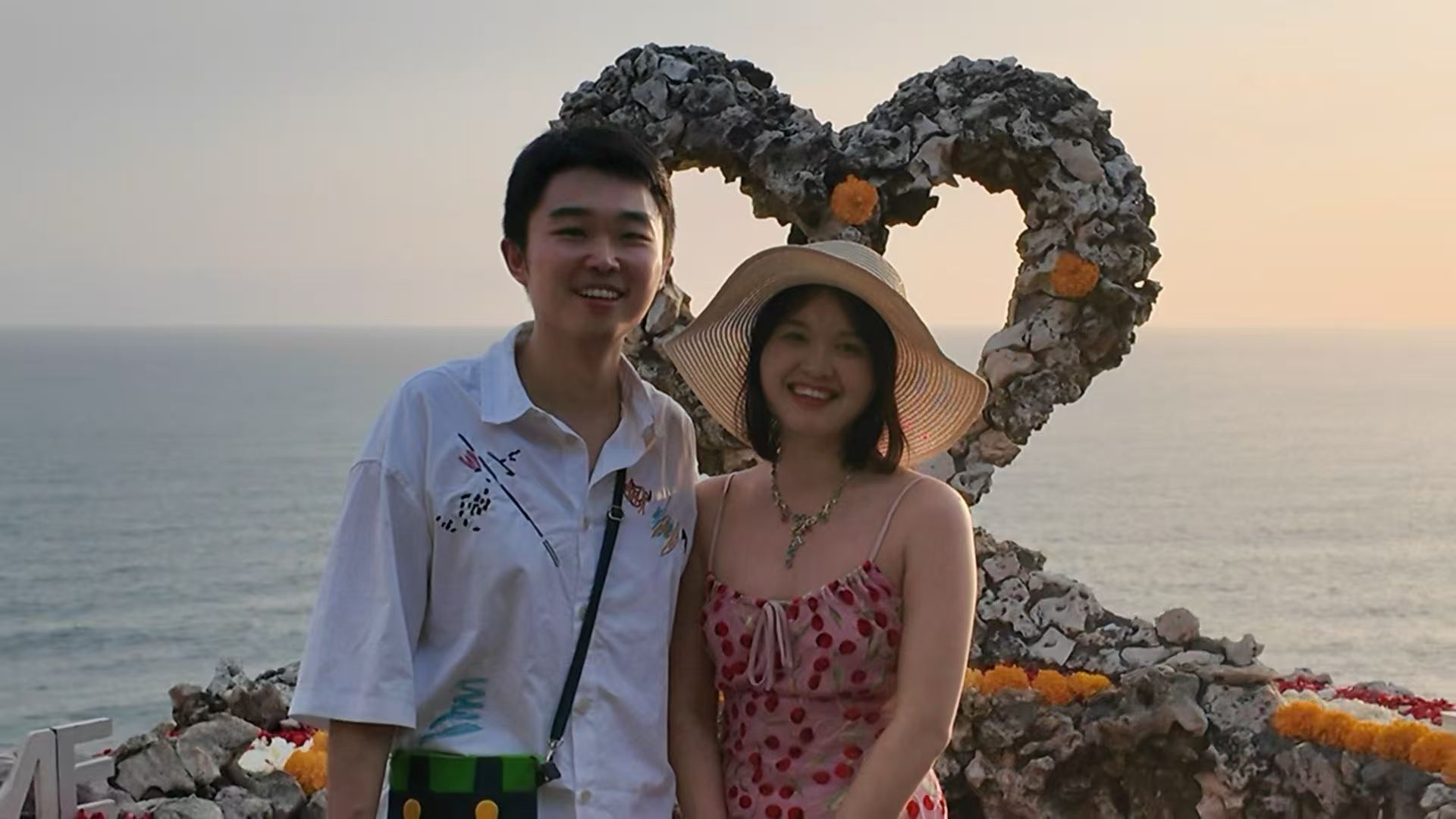 黄丹阳与王灿在海边的合照
