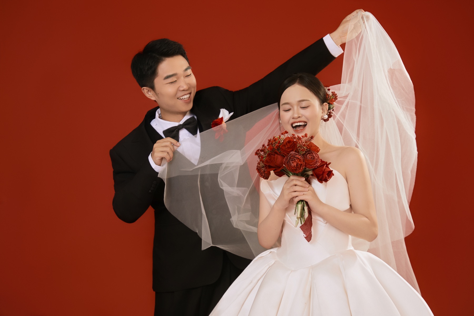 黄丹阳与王灿的红色婚纱照