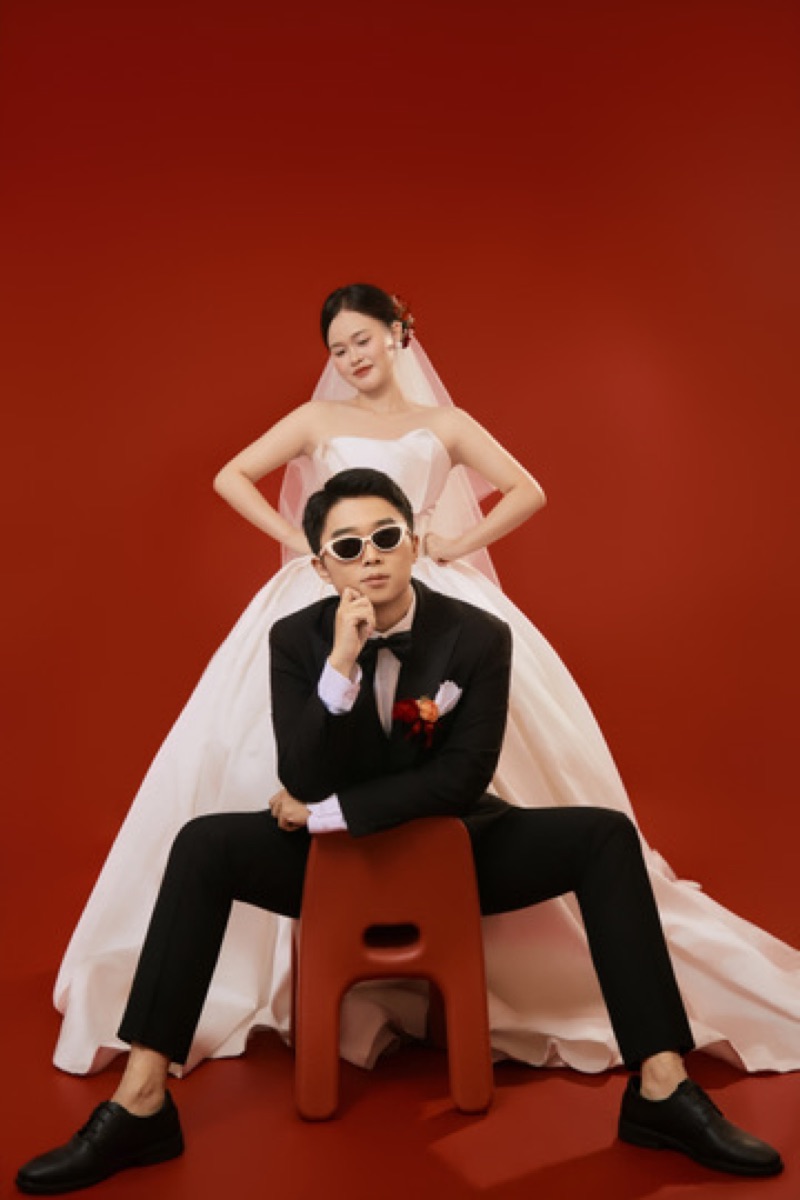黄丹阳与王灿的红色坐姿婚纱照