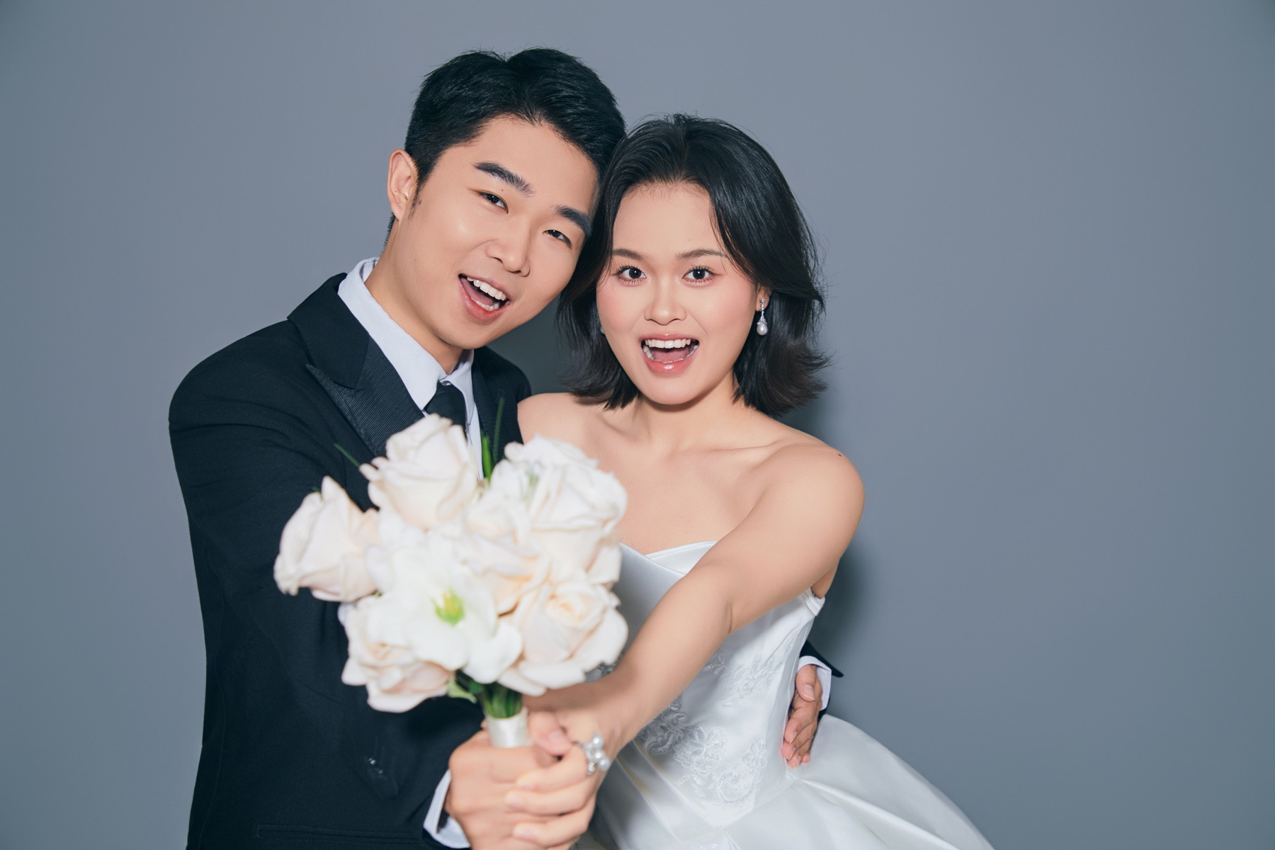 黄丹阳与王灿的白色婚纱照